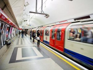 «Έβαλε» στήθος και τώρα δεν μπορεί να μπει στο Μετρό! (photos)