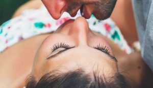 Έχετε αναρωτηθεί ποτέ γιατί φιλάμε τον σύντροφό μας με γλώσσα;