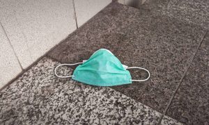 Απίστευτο: Έβγαλε το εσώρουχό της στο ταχυδρομείο για να προστατευτεί (video)