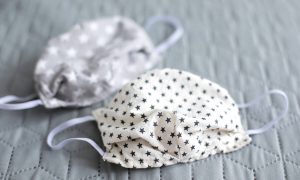Mom Hacks: Πώς μπορείτε να φτιάξετε προστατευτική μάσκα με μια πάνινη πετσέτα και χωρίς ραπτομηχανή