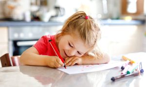 Τι μπορείτε να κάνετε με τα παιδιά στο σπίτι σήμερα; 4 δραστηριότητες ανάλογα με την ηλικία τους