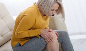 Πόνοι στις αρθρώσεις: Πού οφείλονται ανάλογα με τα συμπτώματα που τους συνοδεύουν (εικόνες)