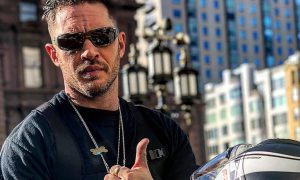O Tom Hardy γίνεται Al Capone και μας το θύμισε με δύο ανατριχιαστικές φωτογραφίες