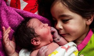 Παιδιά συναντάνε για πρώτη φορά τα νεογέννητα αδερφάκια τους – Δείτε υπέροχες φωτογραφίες (pics)