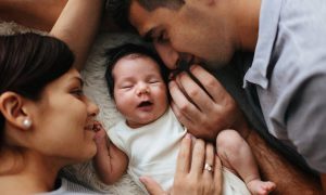Περίεργες συμβουλές που δίνουν οι άλλοι στους νέους γονείς (vid)