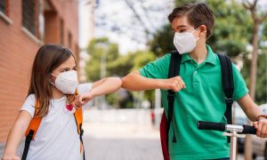 Επιστροφή στο σχολείο: Πώς θα μάθουν τα παιδιά να μην αγκαλιάζουν τους φίλους τους;
