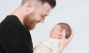 Τρυφερές φωτογραφίες μπαμπάδων αγκαλιά με τα νεογέννητα μωρά τους (pics)