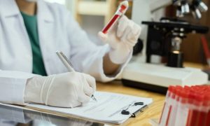 Απίθανα πράγματα που αποκαλύπτει για την υγεία μια απλή εξέταση αίματος (εικόνες)