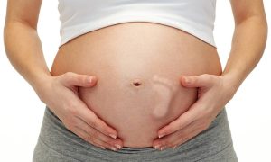 Τα μωρά κουνιούνται μέσα στην κοιλιά της μαμάς – Αστείο βίντεο