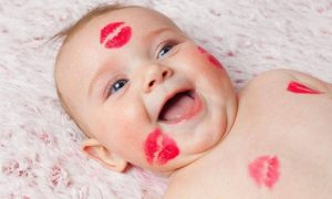 #InternationalKissingDay: Μωράκια δίνουν φιλιά και τρελαίνουν το διαδίκτυο