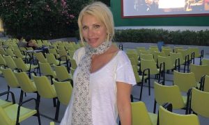 Ελένη Μενεγάκη: Στα Άχλα φορώντας το παιδικό καπέλο της Μαρίνας (pics)