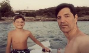 Σάκης Ρουβάς: Η 1η βόλτα με το φουσκωτό – Στο τιμόνι ο γιος του Αλέξανδρος