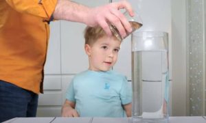 «Πυροτεχνήματα» κάτω από το νερό: Ένα πείραμα που θα ενθουσιάσει τα παιδιά