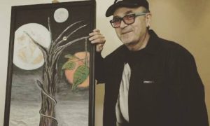 Σταμάτης Γονίδης: Παίζει με το εγγόνι του στο σαλόνι του σπιτιού