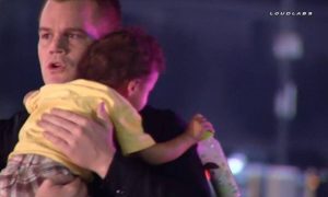 Viral βίντεο: Αστυνομικός ηρεμεί στην αγκαλιά του εγκαταλελειμμένο μωρό