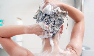 Αυτά είναι τα πιο συνήθη λάθη που όλοι κάνουμε στο λούσιμο