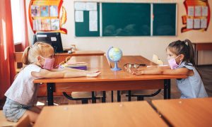 Κάπως έτσι θα κάνουν τα παιδιά αν φορούν μάσκα στο σχολείο