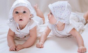 Δίδυμα μωράκια σε ξεκαρδιστικά στιγμιότυπα (vid)