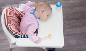 Αυτό το βίντεο αποδεικνύει ότι τα μωρά μπορούν να κοιμηθούν παντού (vid)