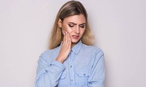 Ευαισθησία δοντιών: Οι παράγοντες που επιδεινώνουν το πρόβλημα (εικόνες)