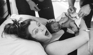 «Τι είναι αυτό;» – Η έκπληξη μιας μαμάς 15 λεπτά μετά τον τοκετό (pics)