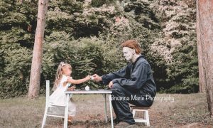 Αυτό το κορίτσι φωτογραφήθηκε με τον Michael Myers & οι φώτο δίχασαν
