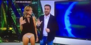 Δημοσιογράφος του Fox σήκωσε το φόρεμα στον αέρα! (video)
