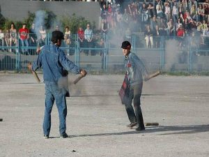 Το έθιμο του «σαϊτοπόλεμου» βάφτηκε με αίμα στη Μεσσηνία