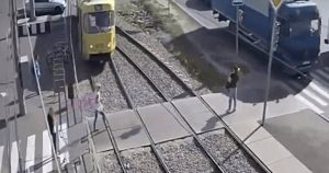 Βίντεο – σοκ! Tραμ παρασύρει και ακρωτηριάζει γυναίκα γιατί μιλούσε στο κινητό της