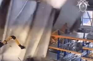 Οροφή σε εργοστάσιο έπεσε πάνω στους εργαζόμενους