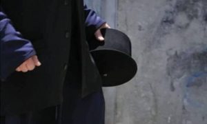 Προσποιήθηκε τον εκπρόσωπο Ιεράς Μητρόπολης και πήρε από ιερέα και μοναχή 17.950 ευρώ