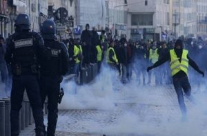 Γαλλία: Αγκαλιά αστυνομικού με διαδηλώτρια των “Κίτρινων Γιλέκων”!