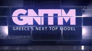 Πρώην μοντέλο του GNTM πρωταγωνιστεί στο θέατρο και «καίει» το σανίδι (photos)