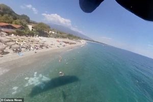 Έλληνας αλεξιπτωτιστής θέλησε να εντυπωσιάσει τη γυναίκα του και λίγο έλειψε να συμβεί το κακό (video)