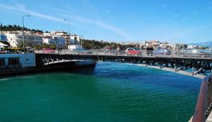 Χαλκίδα: Δεν άντεξε τη γκρίνια της και την πέταξε από τη γέφυρα! (photo)