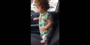 Κοριτσάκι κλαίει και σταματάει όταν ακούει Ποντιακά (video)