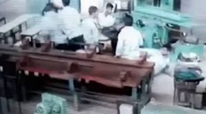 Βίντεο – σοκ! Ανήλικος πυροβολεί συμμαθητή του μέσα στην τάξη (Σκληρές εικόνες)