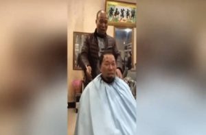 Ο πρώτος κομμωτής που κουρεύει με…  τροχό! (Video)