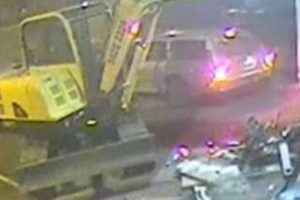 Λήστεψαν τράπεζα με… εκσκαφέα και δεν τους είδε κανεις