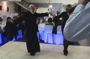 Ιερέας 80 ετών χορεύει το «Μακεδονία Ξακουστή»