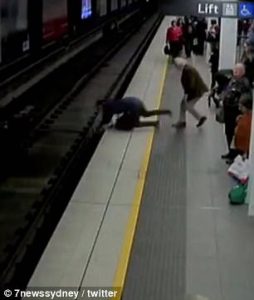 Άνδρας καταρρέει και πέφτει στις ράγες τρένου λίγα λεπτά πριν έρθει (video)