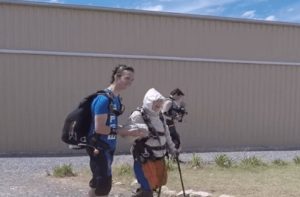 Γιαγιά …102 ετών κάνει ελεύθερη πτώση (video)