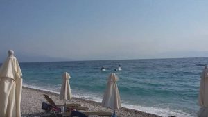 Φανταστικό θέαμα: Δελφίνια εμφανίστηκαν σε παραλία της Ακράτας (video)