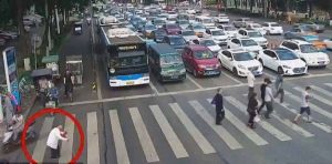 Δείτε τι έκανε ο «αστυνομικός της χρονιάς» (video)