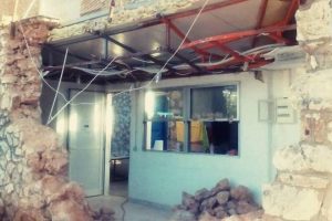 Νταλίκα γκρέμισε την μάντρα της Ριζούπολης