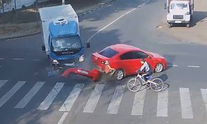 Σοκαριστικό τρακάρισμα σε διασταύρωση – Δεν φαντάζεστε τι έπαθε ο ποδηλάτης (video)