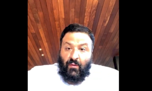 Καυτή θαυμάστρια την έπεσε στεγνά σε διάσημο dj κάνοντας twerking σε live – Η αντίδρασή του (video)