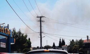 Φωτιά στη Σταμάτα: Ισχυρό το μέτωπο, εντολή εκκένωσης για τον οικισμό Γαλήνη