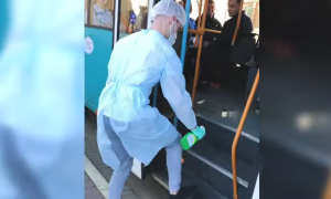 Σάλος – «Εμφύλιος» για το τρολάρισμα νεαρού στην «τρέλα» του κορονοϊού (video)