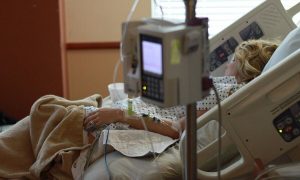 Η συγκινητική κίνηση γιατρών και νοσηλευτών για τους ασθενείς στις ΜΕΘ (photos)